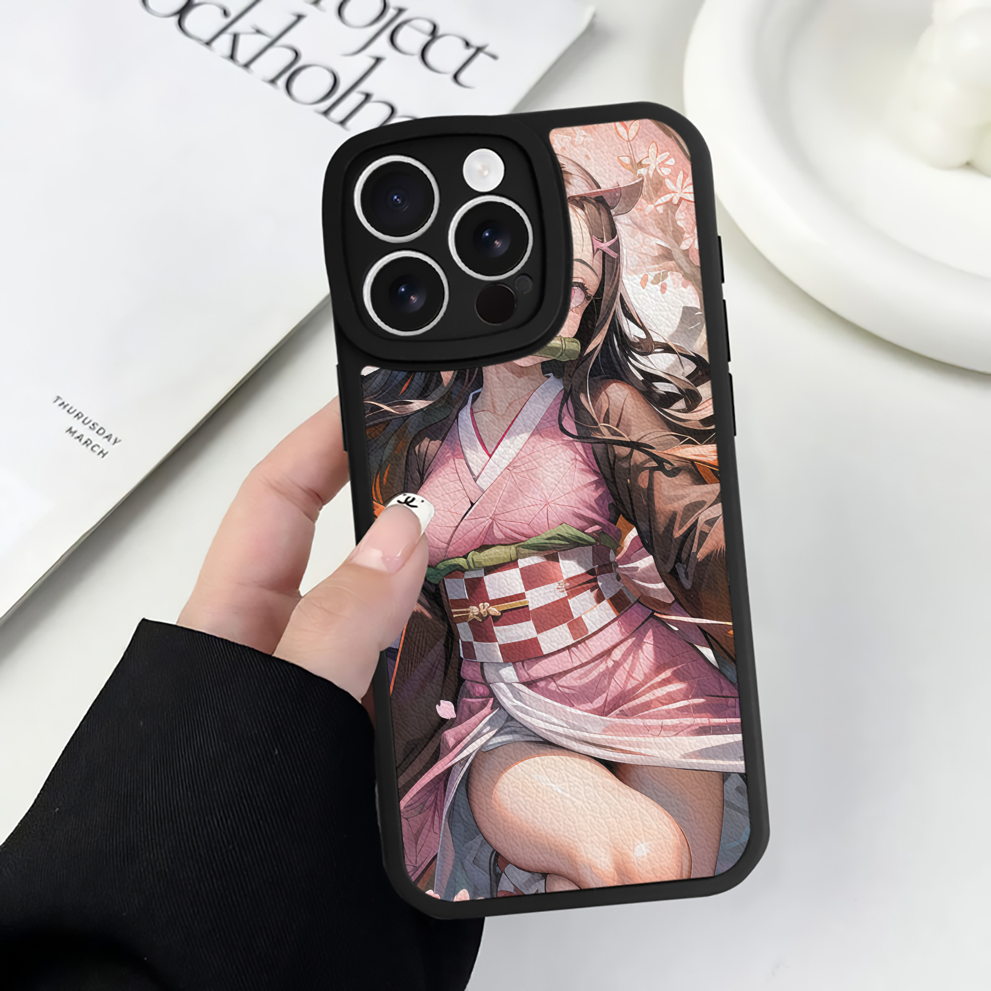 （画像用） 鬼滅の刃（きめつのやいば）竈門 禰󠄀豆子／かまど ねずこ Kamado Nezuko 【iPhone 16シリーズ対応】シリコンスマホケース（レザー調） 材質：シリコン